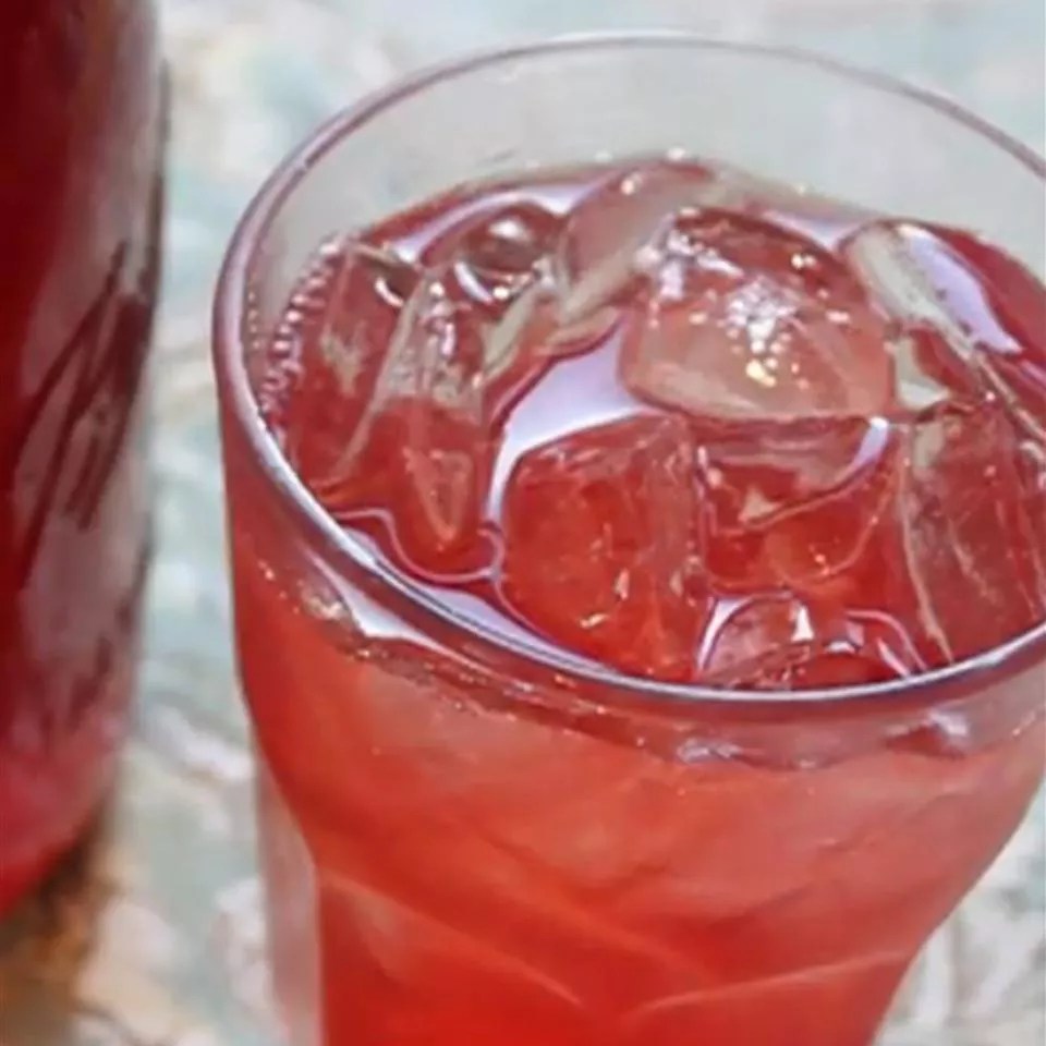 Sweet and Bubbly Strawberry Delight: Easy Homemade Soda Recipe!