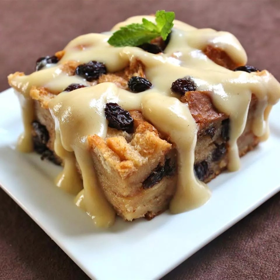 Ultimate Bread Pudding: Irresistible Vanilla Sauce!
