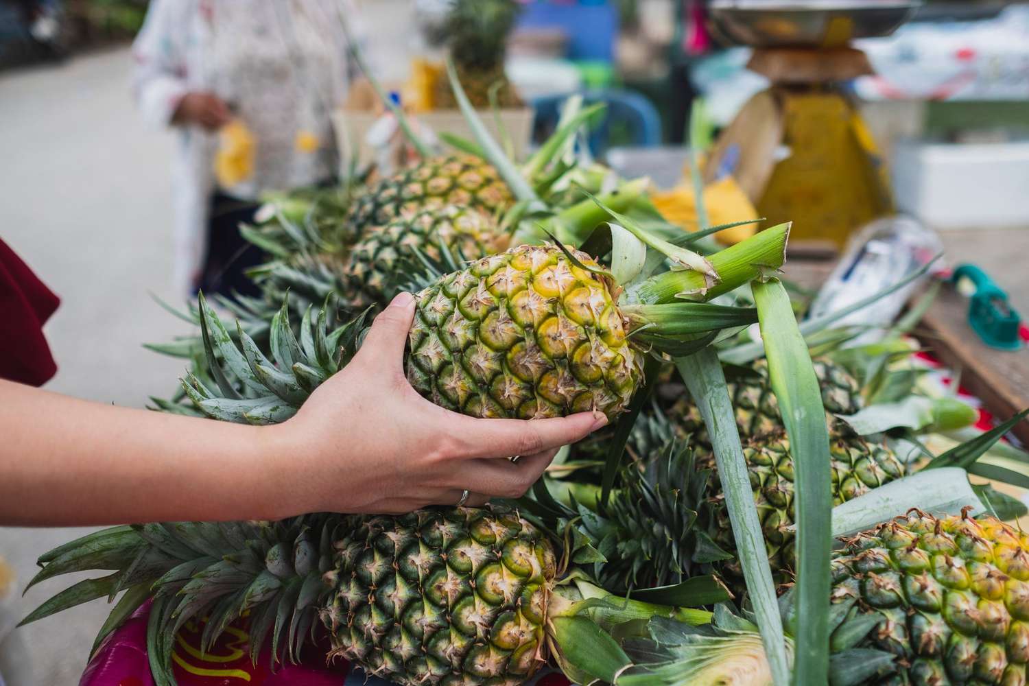 Insider Tips: How to Spot a Perfectly Ripe Pineapple!