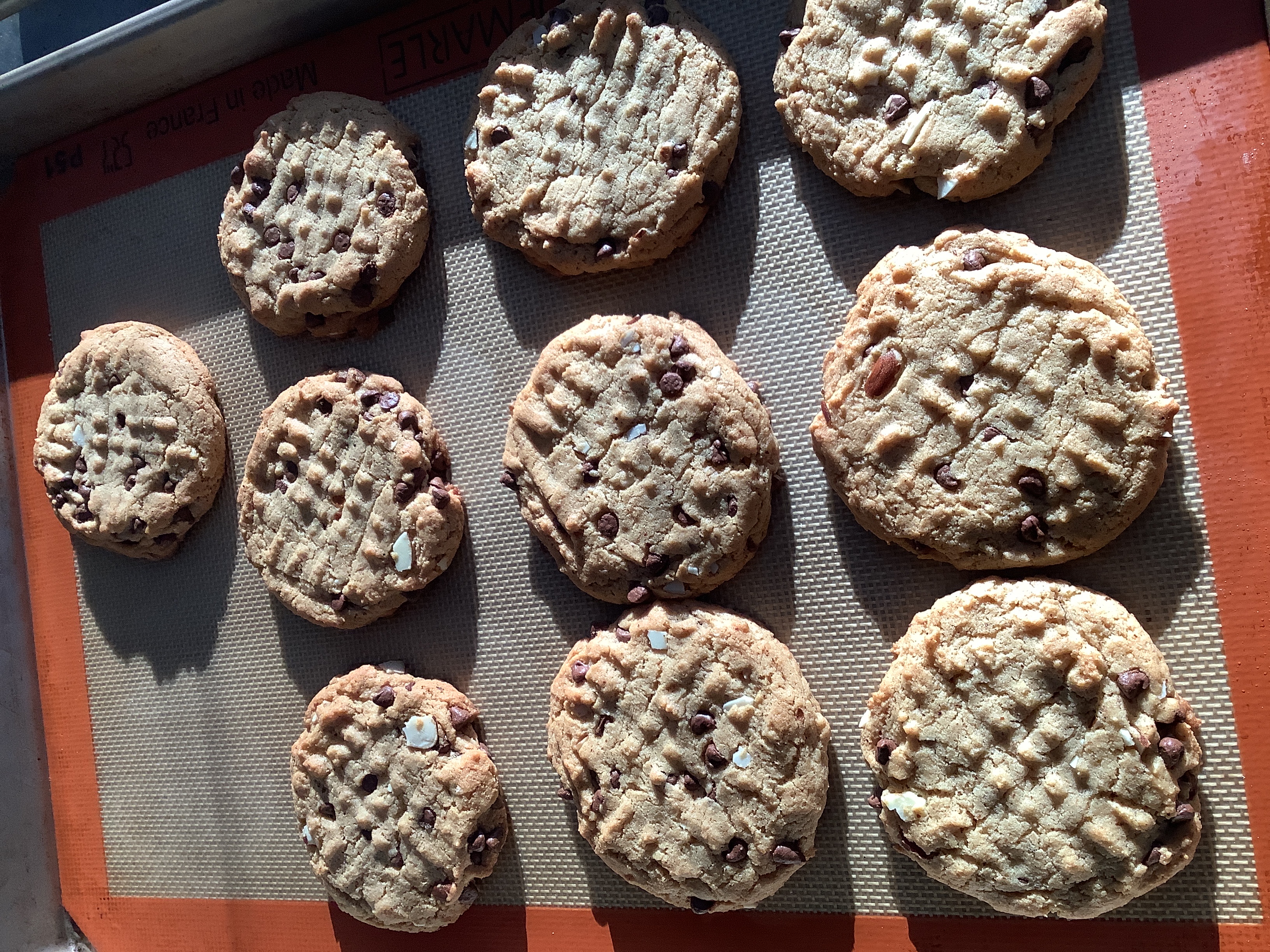 Irresistible Crunchy Almond Cookies